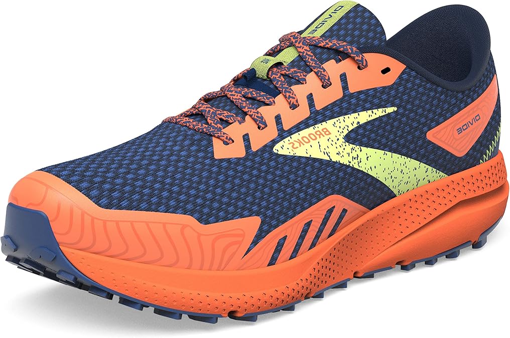 What traction features do men’s sports shoes typically have?